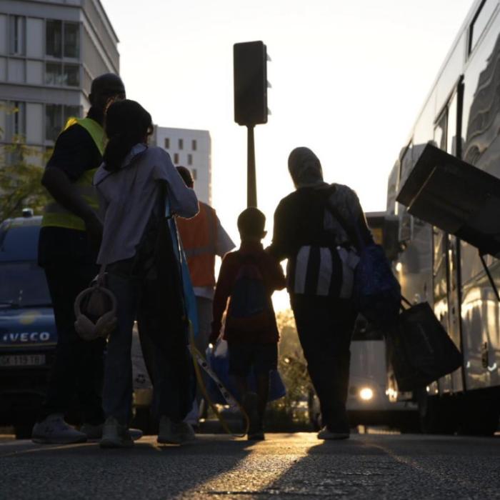Paris: tabără cu sute de persoane fără adăpost, evacuată. O româncă și bebelușul ei de 6 luni, printre cei vizați