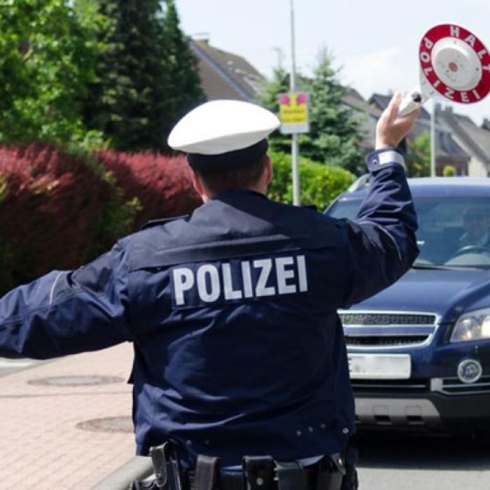 Cuplu de români de peste 50 de ani, reținut de poliția germană în drum spre Austria. Ce le-au găsit în mașină 