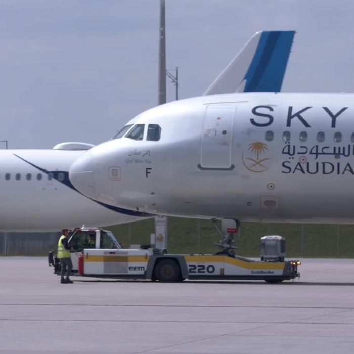 Accident pe aeroportul din München: Un camion de curățenie a lovit un avion de pasageri, iar șoferul a fost grav rănit