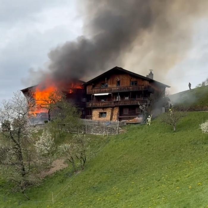 Doi moșieri din Austria, acuzați că au ascuns un român care a murit într-un incendiu la ferma lor. Acesta dormea cu fratele său într-un container 