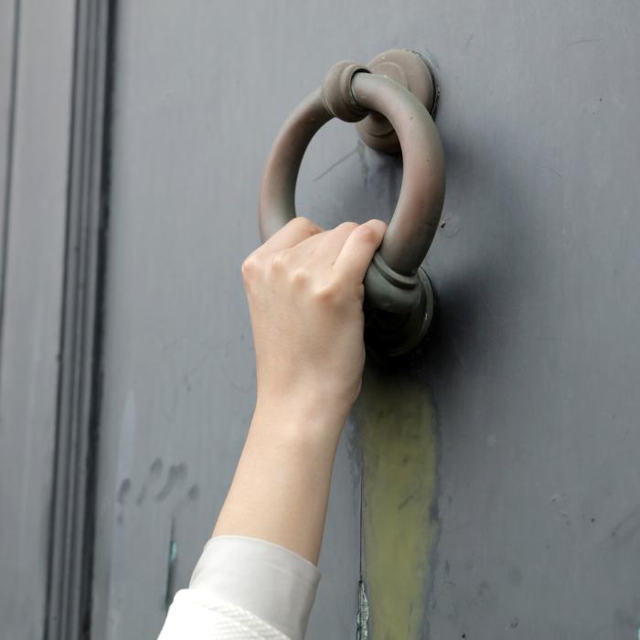 O româncă din Italia a fost condamnată la închisoare, după ce și-a lăsat copilul să sune la ușă timp de 2 ore