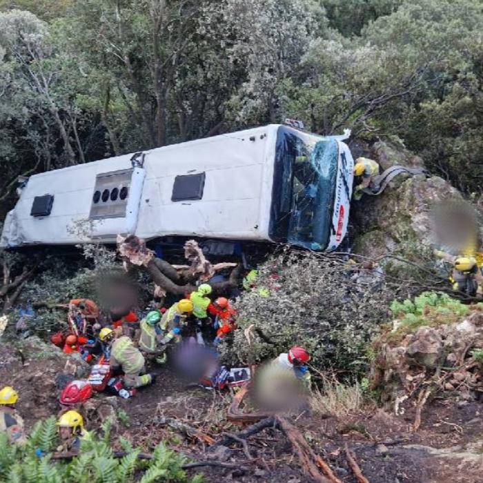 Autobuz răsturnat într-o prăpastie de 20 de metri, lângă Barcelona: 83 de persoane rănite, 25 în stare gravă