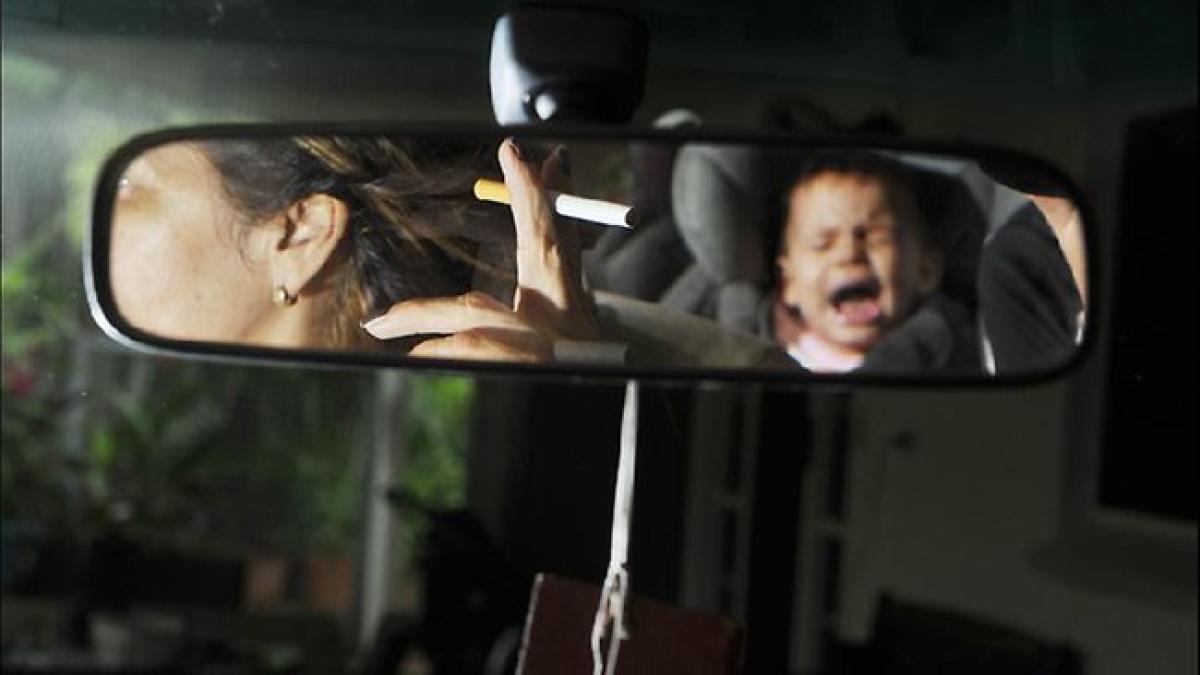 sofer_fumeaza_la_volan