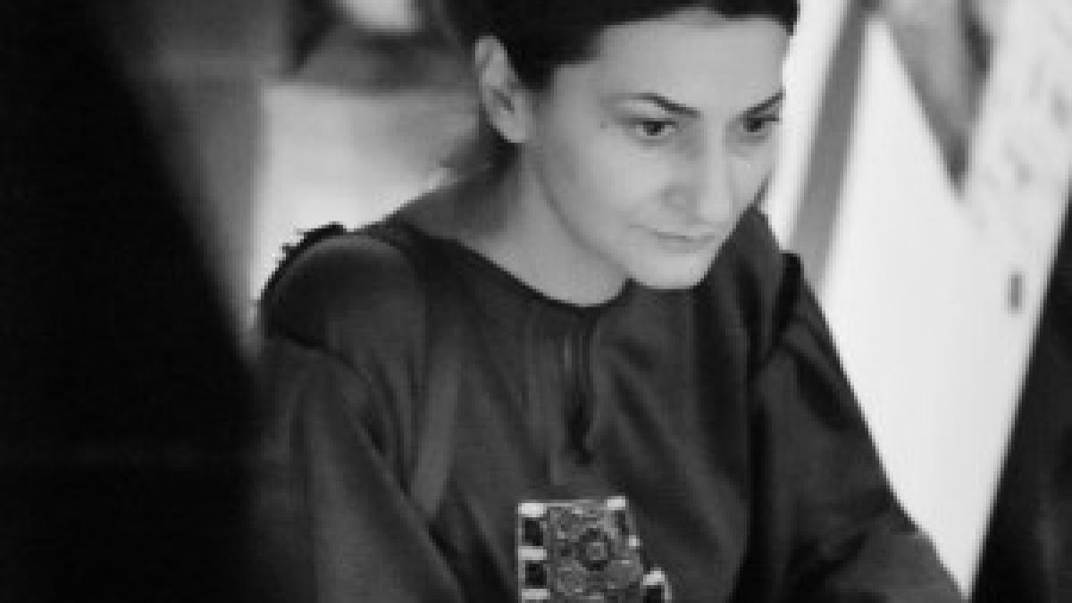 oana_alb_negru1_300x300