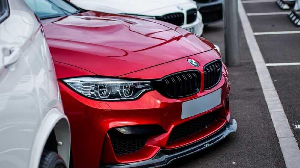 masina_masini_bmw_parcare