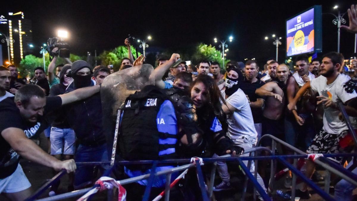 femeie_jandarm_batuta