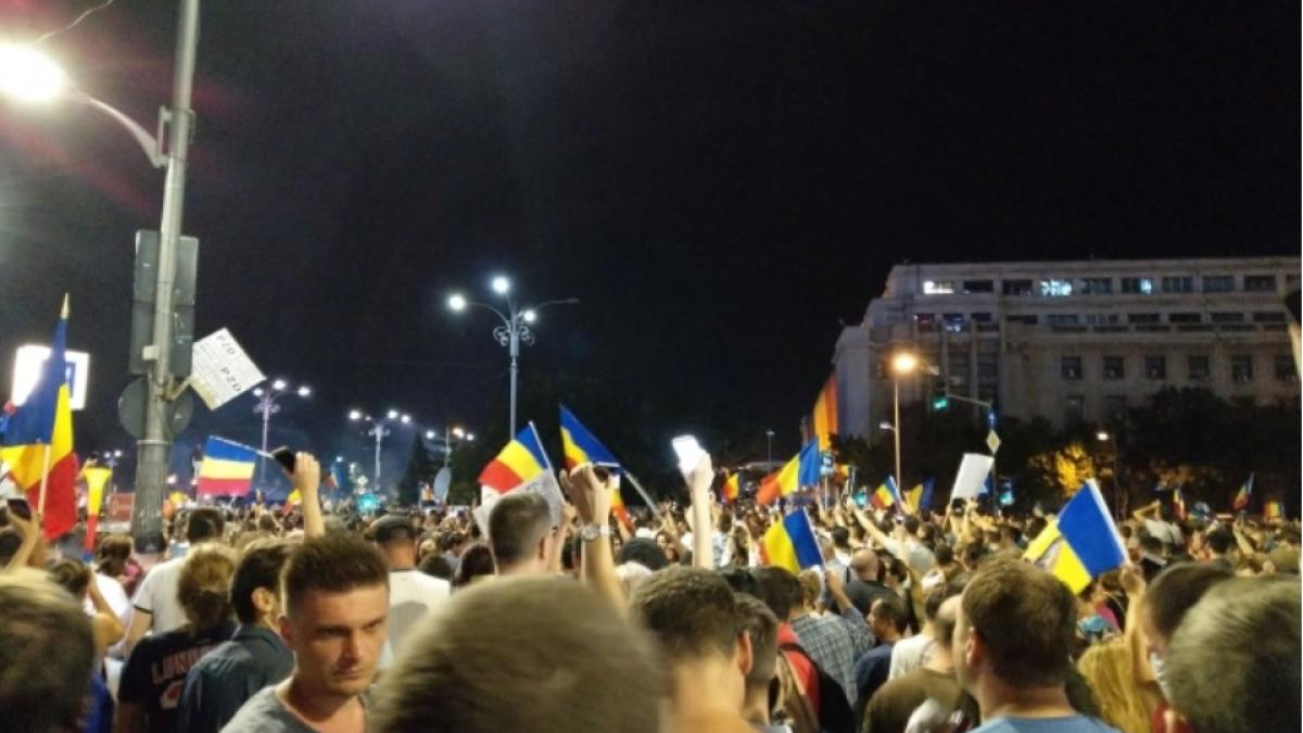 protest_piata_victoriei_vara_noapte