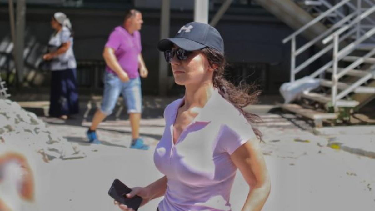 femeie_jandarm_batuta_300575