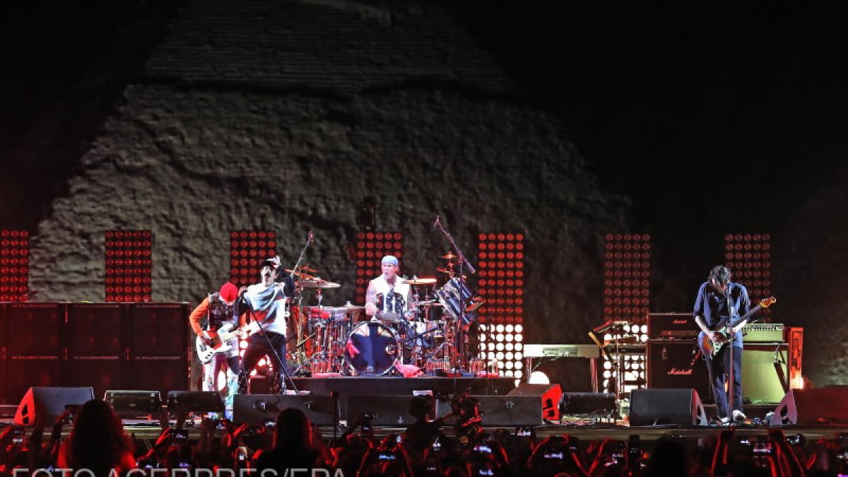 red_hot_chili_peppers_piramide_egipt
