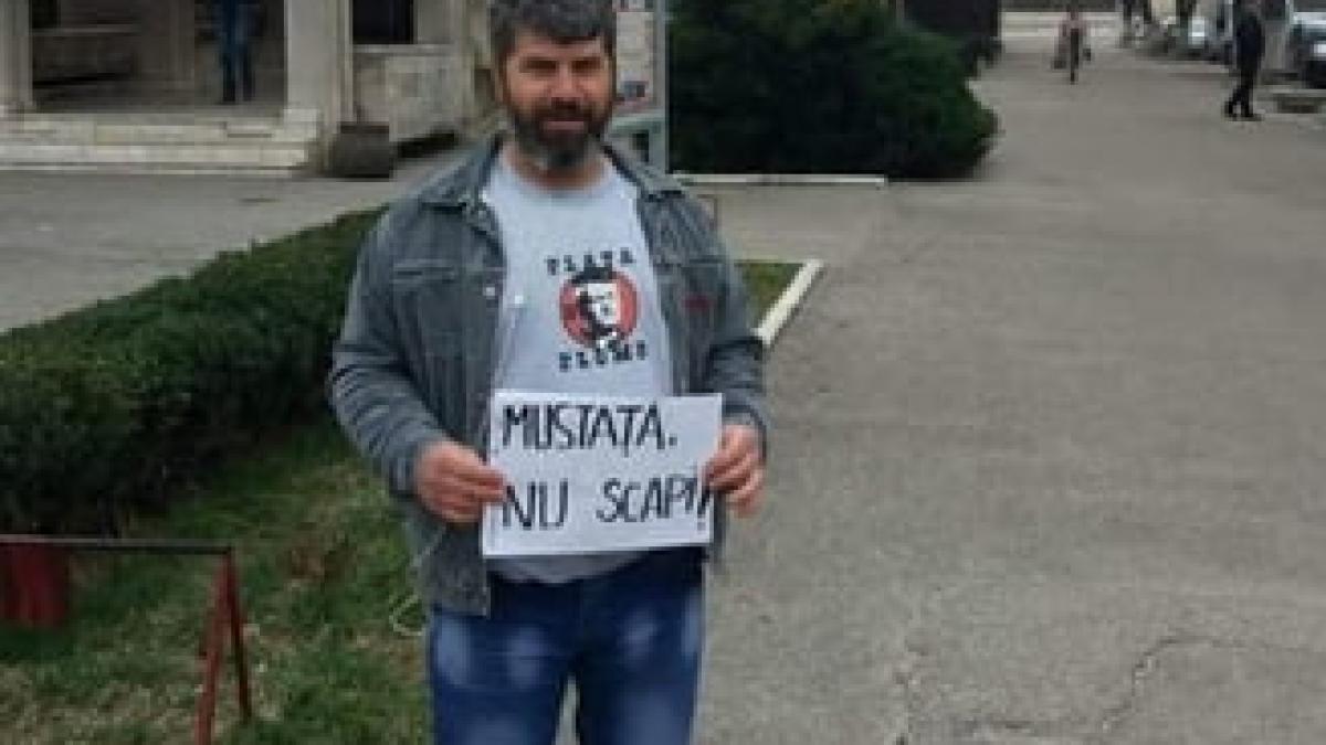 un_teleormanean_protesteaza_de_unul_singur__in_fieful_lui_dragnea__sa_stie_ca_nu_i_a_calcat_pe_toti_pe_cap_