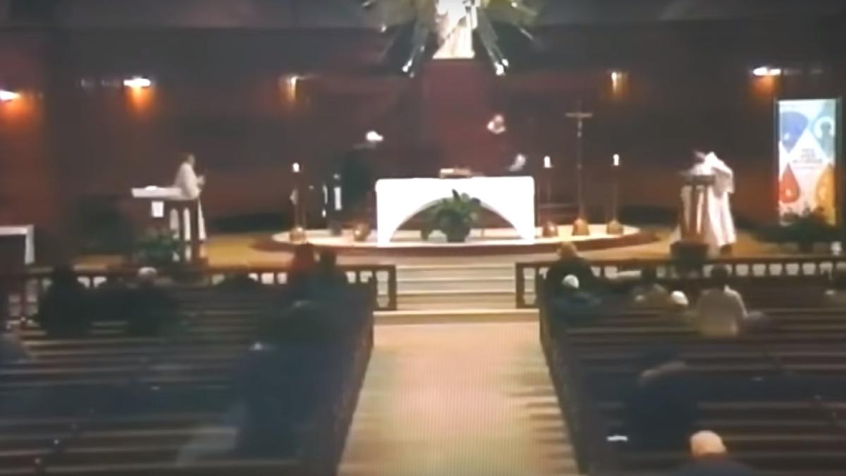 montreal_preot_atacat_de_roman