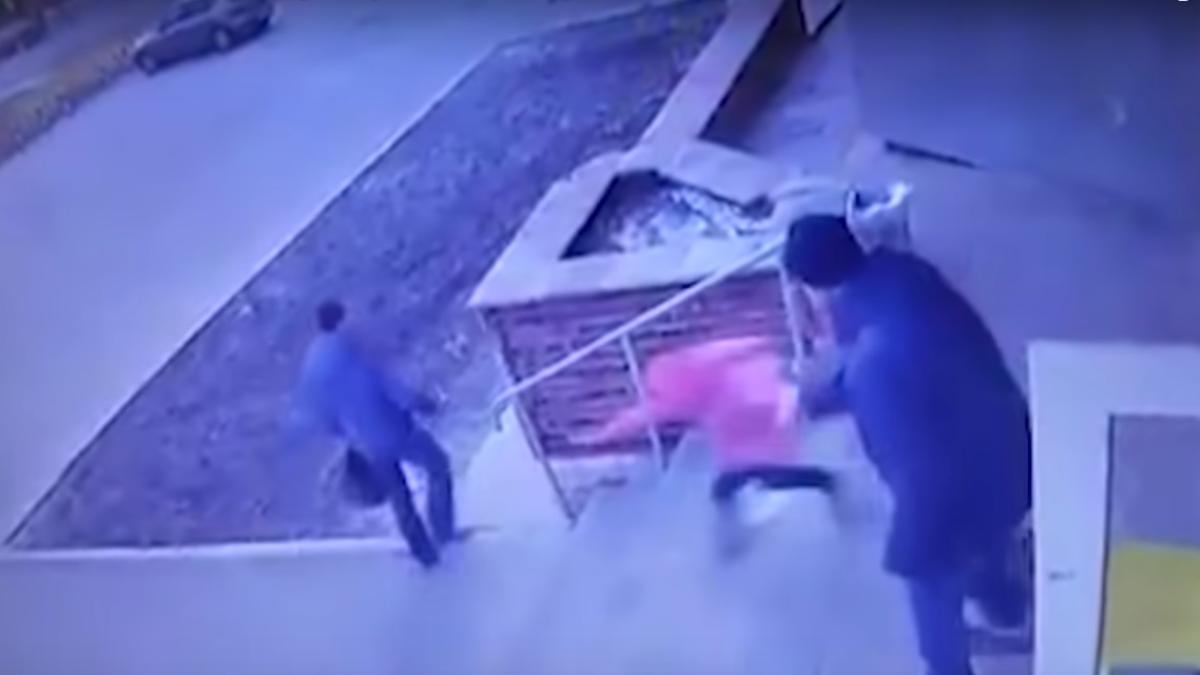 copil_aruncat_pe_trepte