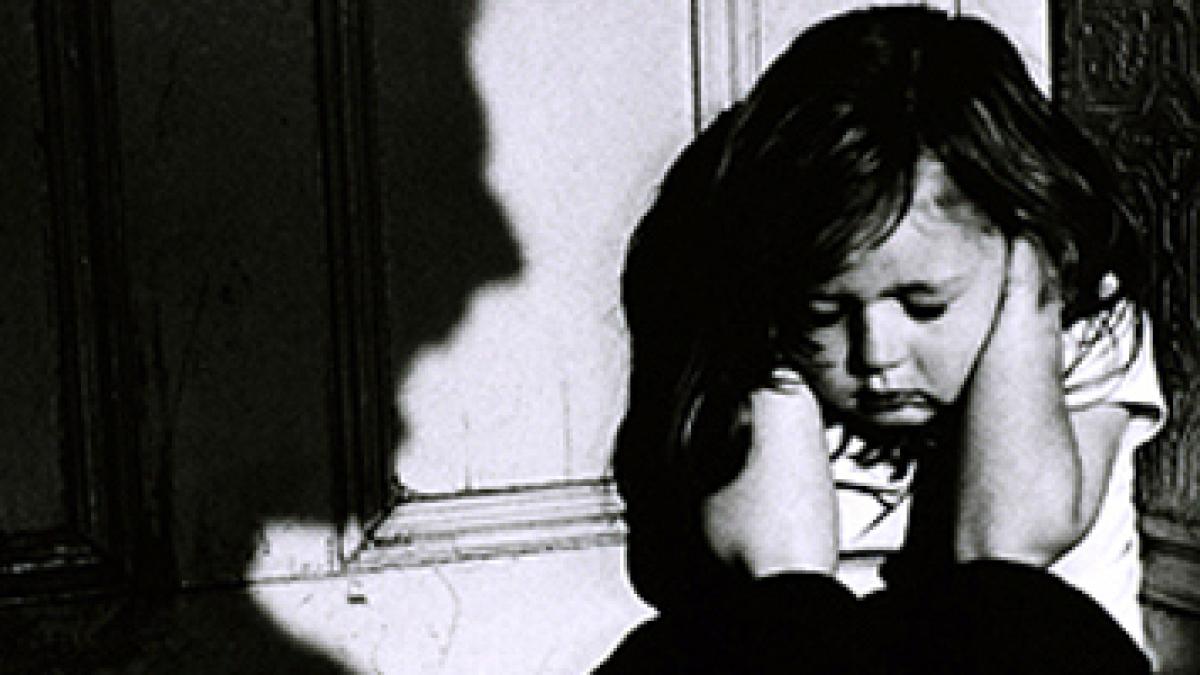 copil_batut_de_tatal_sau