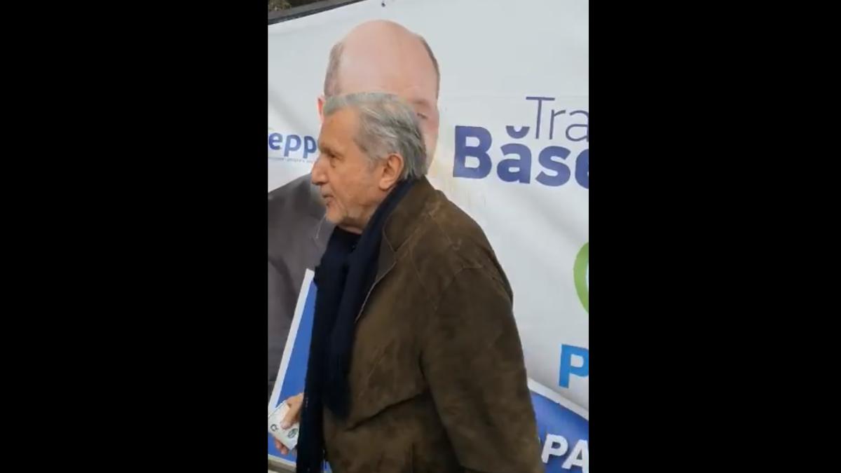 ilie_nastase_stropeste_cu_cafea_afis_traian_basescu