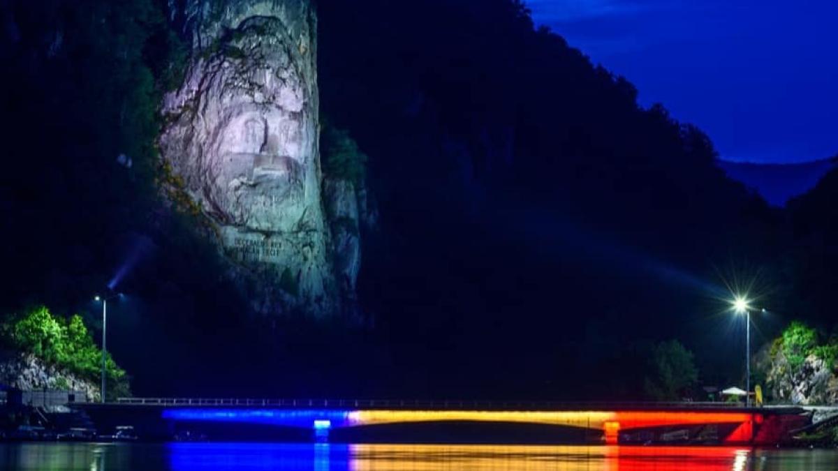 podul_mraconia_tricolor_facebook3