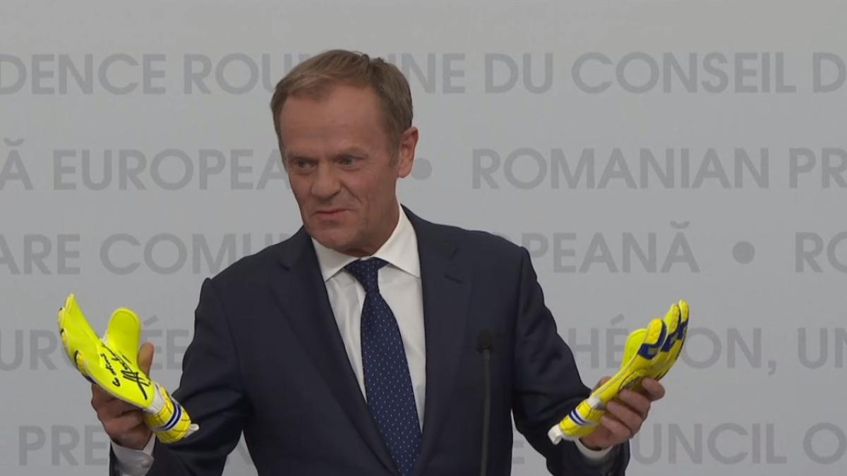 donald_tusk_limba_romana_sibiu_manusi_duckadam