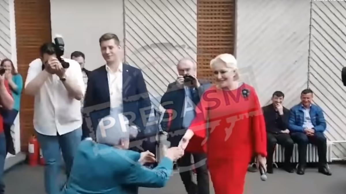 satu_mare_declaratie_dragoste_viorica_dancila_sustinator_se_inchina_la_dancila_presasm