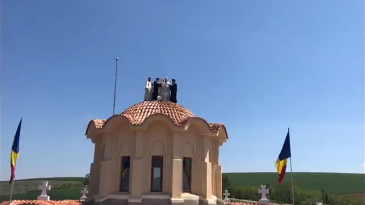 ips_teodosie_slujba_acoperis_biserica_turla