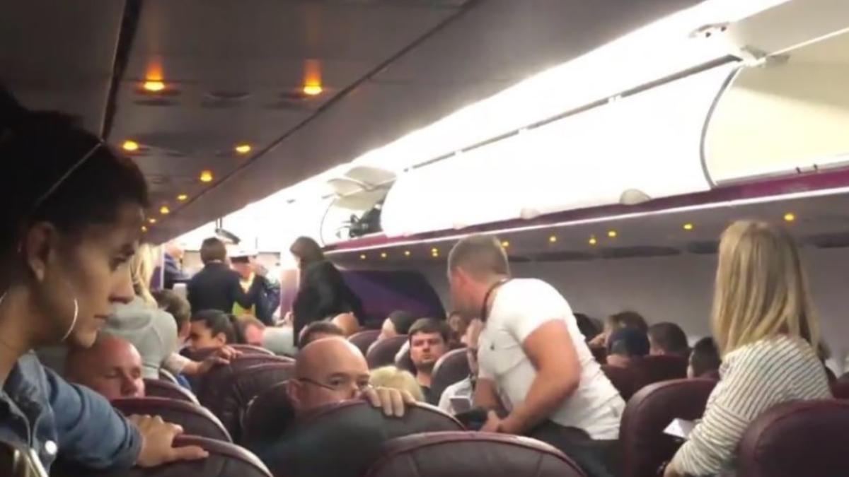 bataie_avion_wizz_air_londra