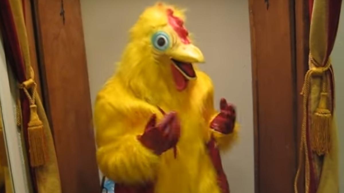 politician_costumat_in_gaina