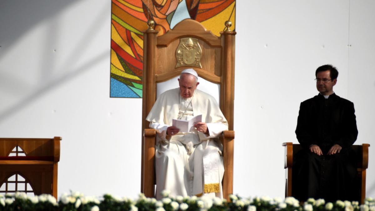 papa_francisc_pe_scaun