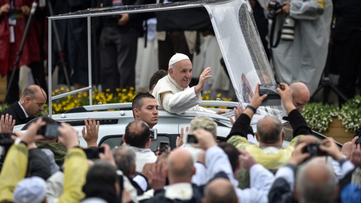 papa_francisc_papamobil_duster_sumuleu_ciuc_agerpres