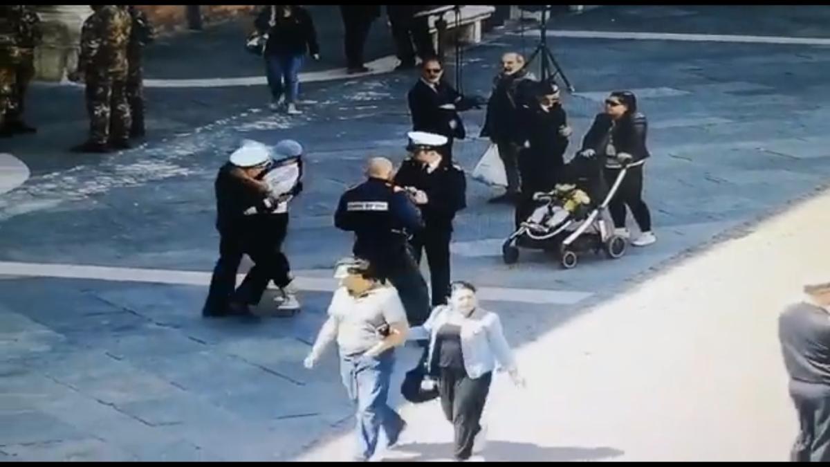 italia_romanca_filmata_cum_injunghie_un_capitan_pe_strada