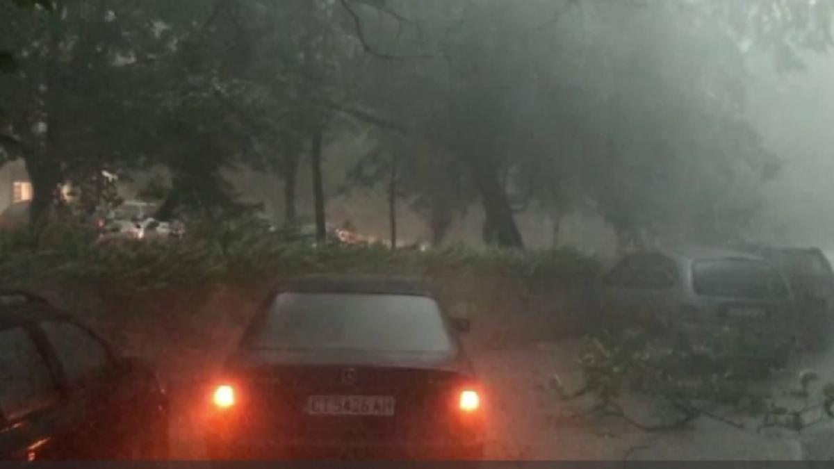 bulgaria_inundatii_soferi_captivi_masini