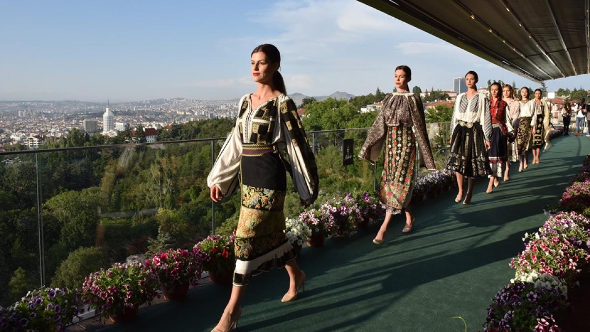 ia_romaneasca_sarbatoare_prezentare_moda_turcia_sursa_fb_ambasada_romaniei_in_turcia