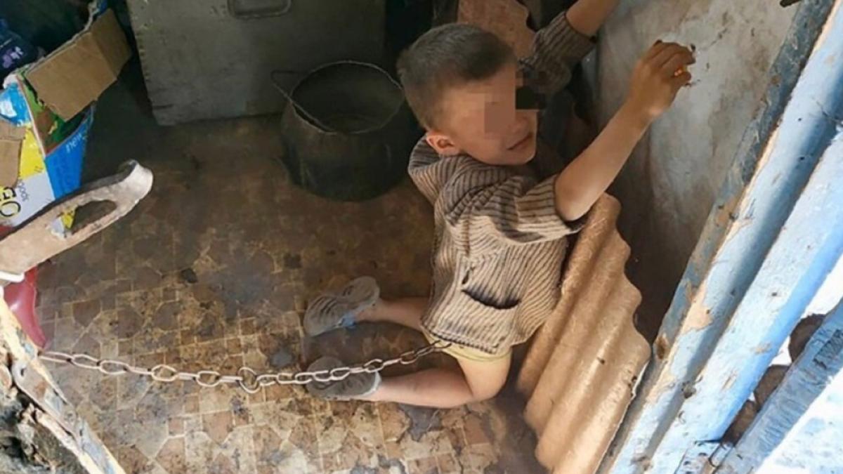 copil_6_ani_legat_si_biciuit_de_tatal_sau