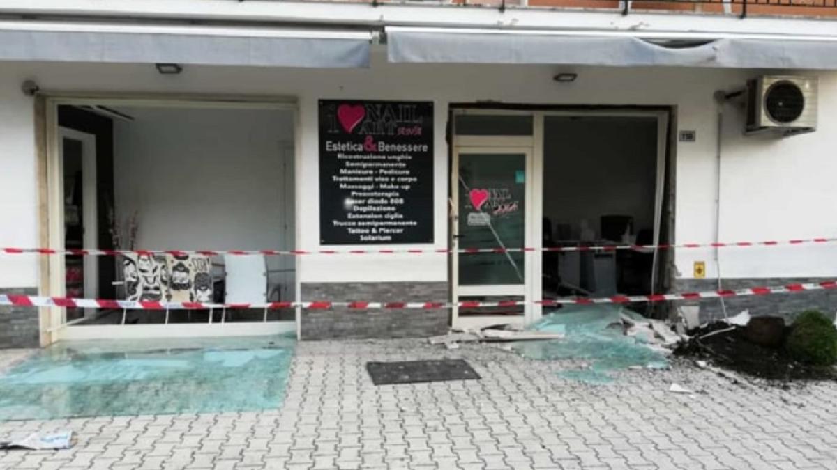 italia_atac_bomba_salon_romanca