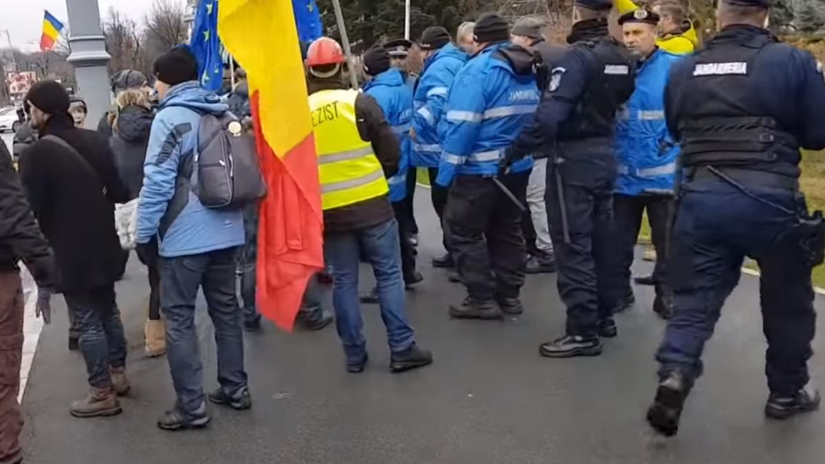 jandarmi_protestatari_piata_victoriei_captura