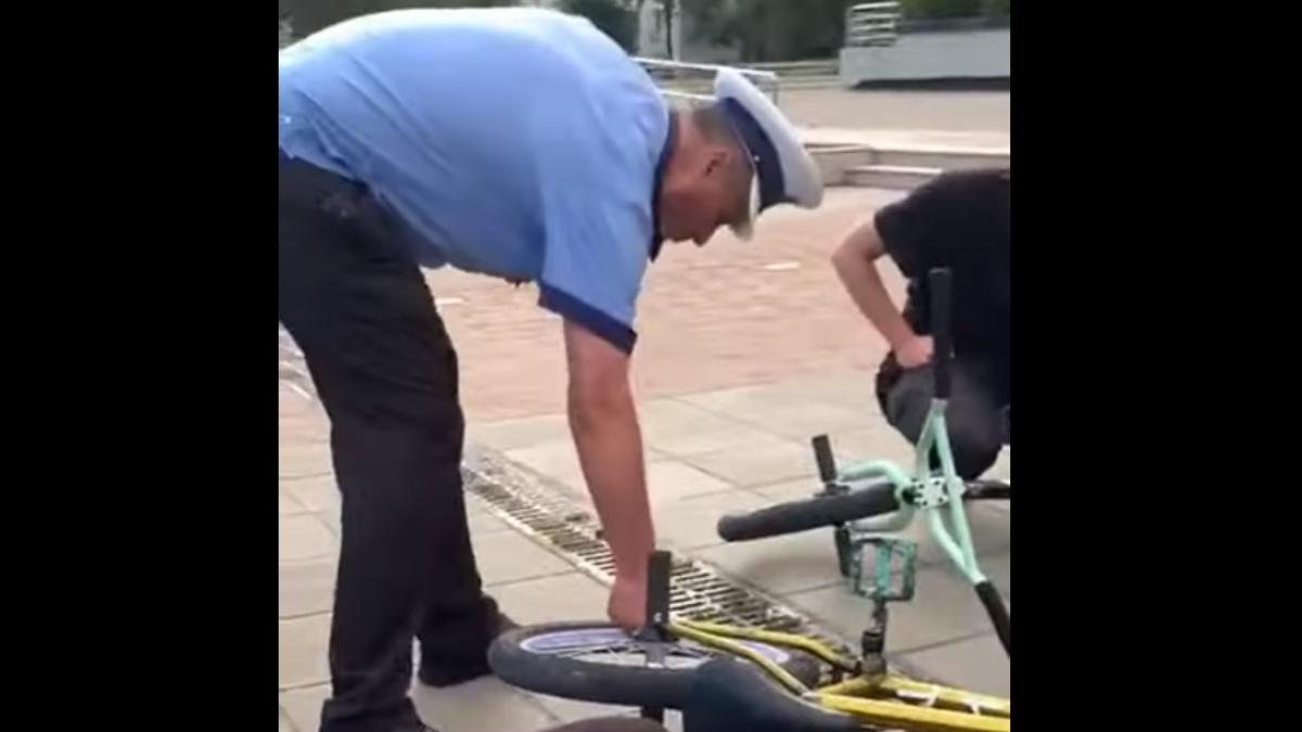 politist_dezumfla_rotile_biciclete_tineri_iasi
