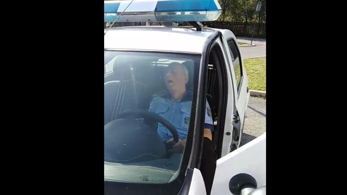 maramures_politist_doarme_in_masina