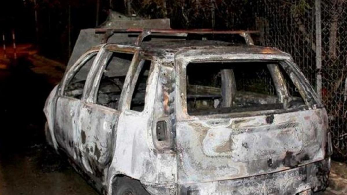 masina_incendiata_italia_de_un_roman