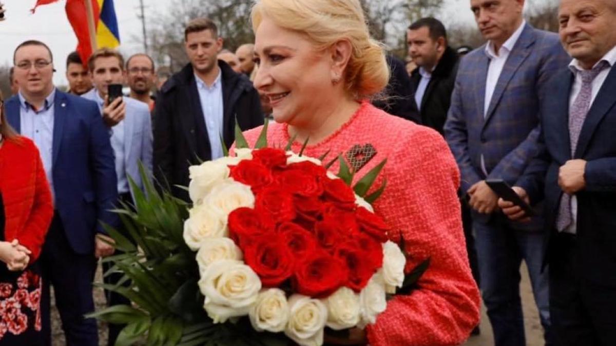 viorica_dancila_cu_flori_facebook