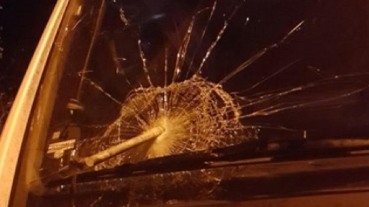 camion_sofer_roman_atacat_cu_sulite_macete_metal