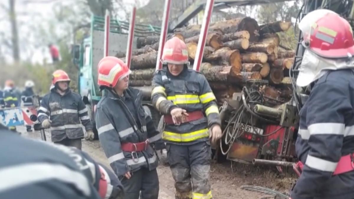 accident_dambovita_pompieri_camion_lemne