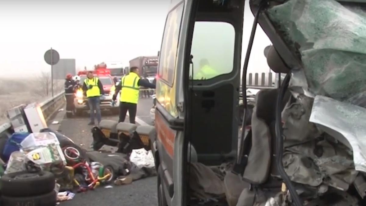 accident_microbuz_romani_gerania_cadouri_sosea