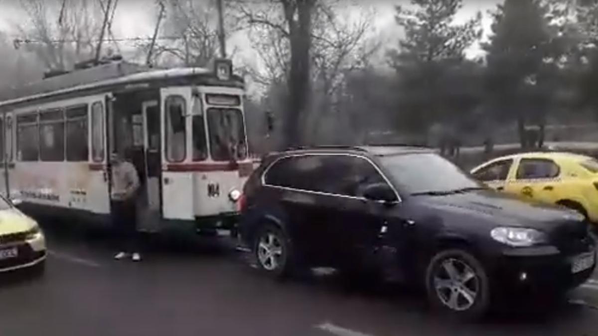 bmw_blocat_pe_linia_de_tramvai