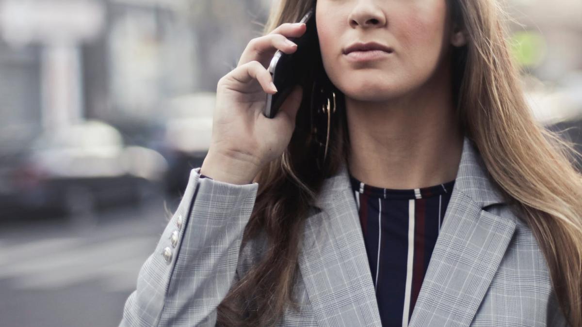 femeie_telefon_vorbeste_la_telefon