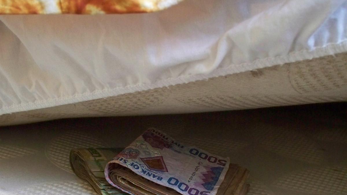 bani_sub_saltea_pat_flickr_modificat