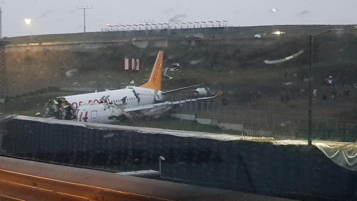 avion_istanbul_turcia_pista_rupt_aterizare