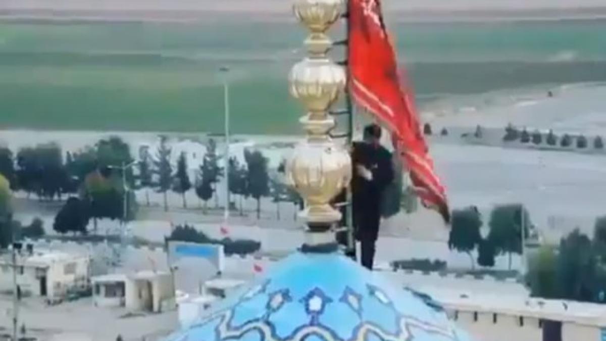 steag_rosu_qom_iran_soleimani_moschee_640x400