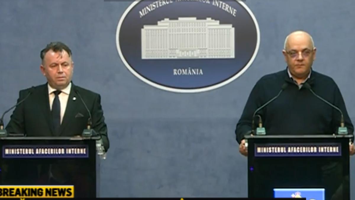 arafat_tatarut_conferinta_microfon