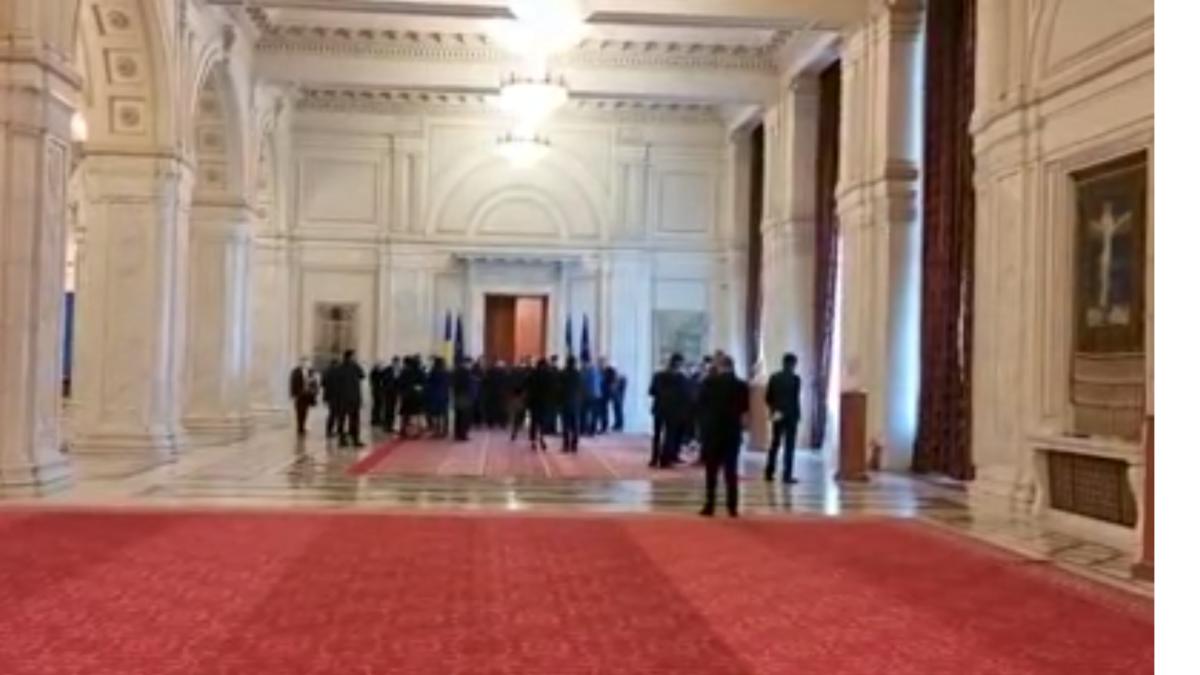 vot_parlament_guvern_orban_grupuri_coada_coronavirus