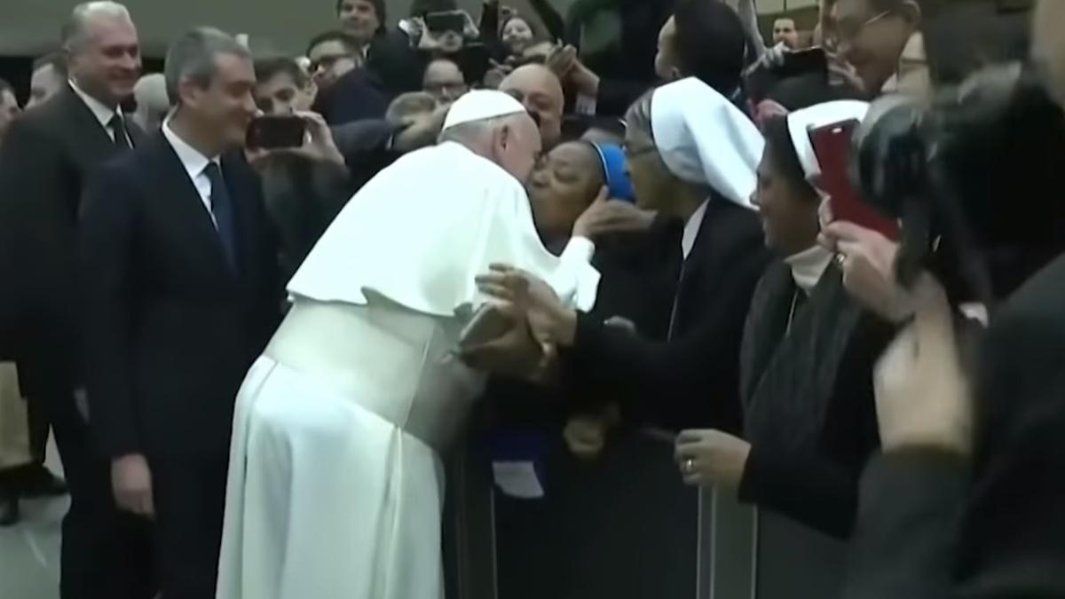 papa_francisc_saruta_calugarita