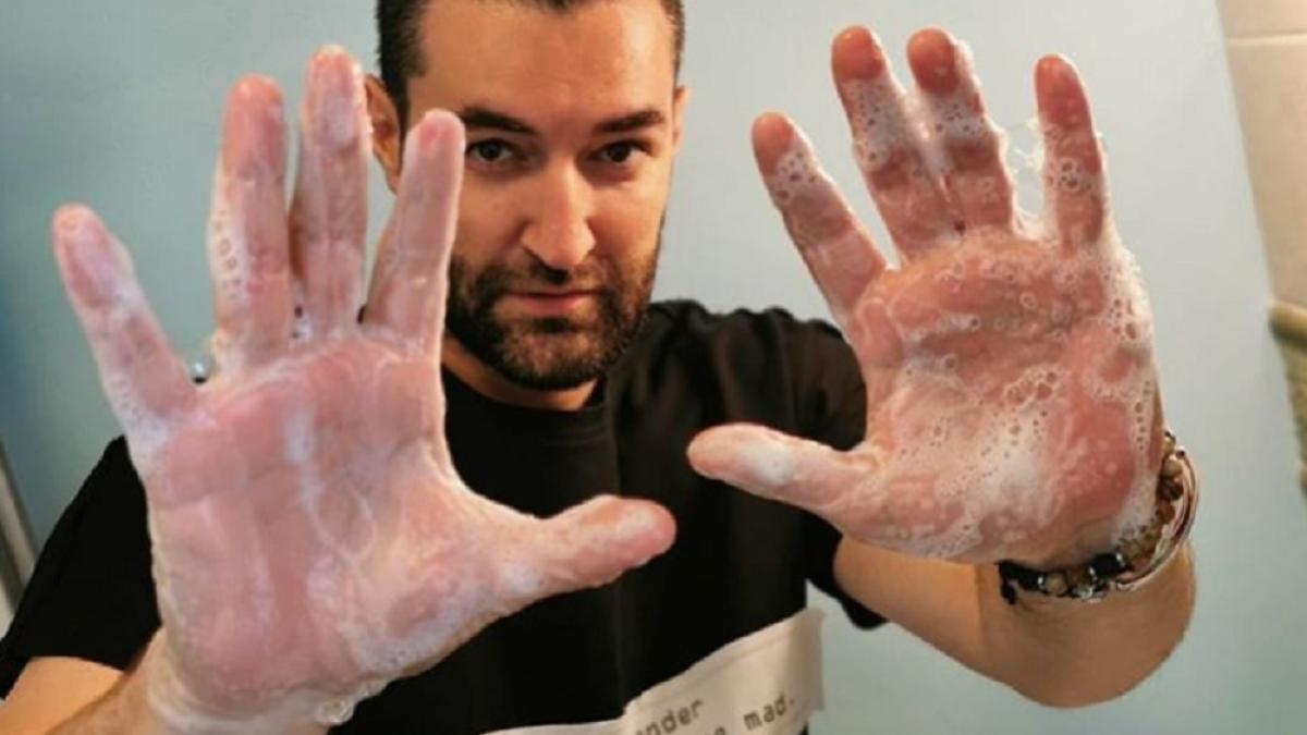 smiley_spala_te_pe_maini