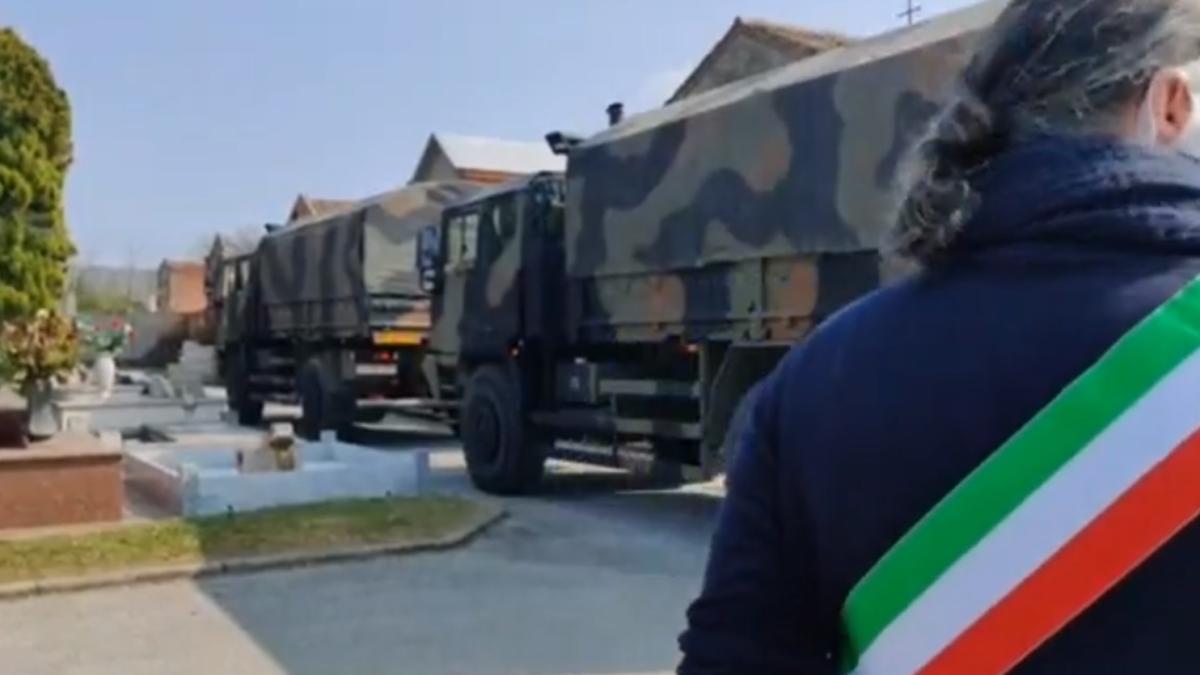 camioane_militare_in_cimitir