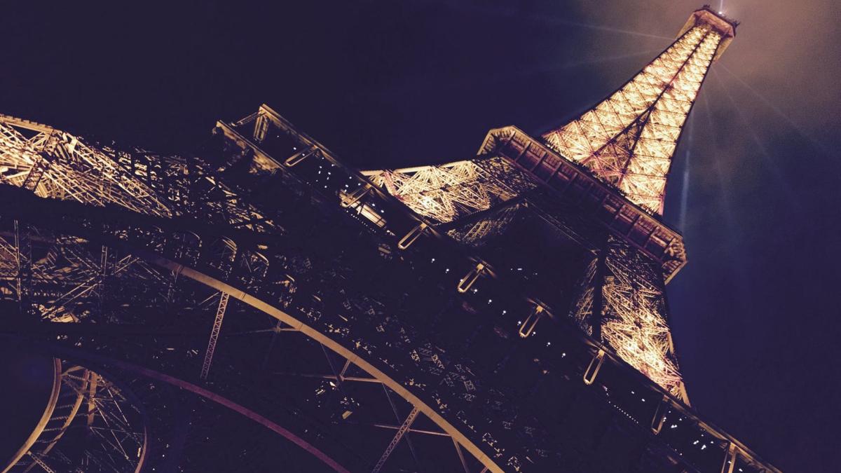 turnul_eiffel_omagiu_paris